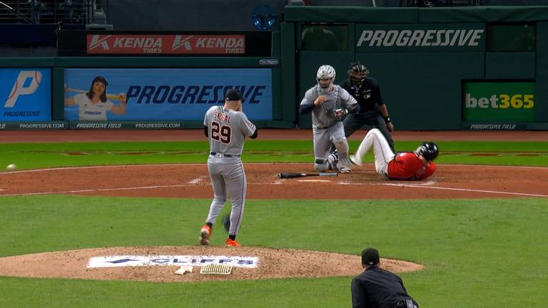 Tarik Skubal reacciona tras impactar accidentalmente con un bolazo el rostro de David Fry.