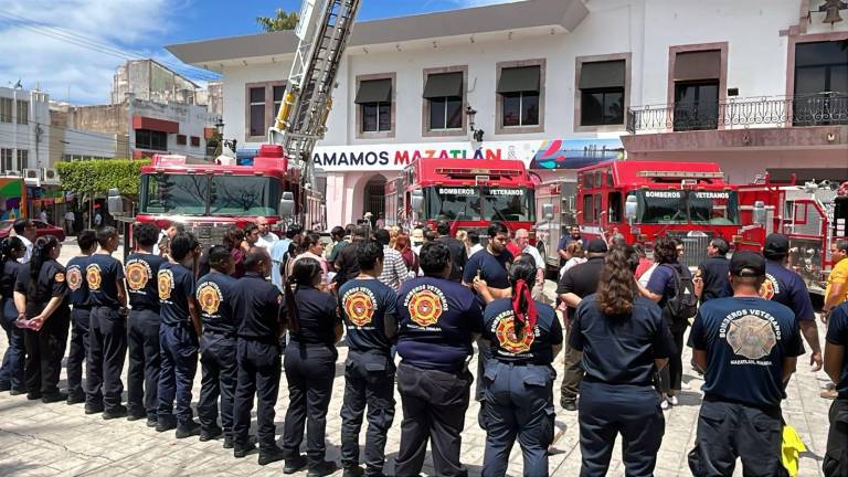Autoridades y clubes rotarios entregan a Bomberos Veteranos de Mazatlán nuevas unidades y equipos.