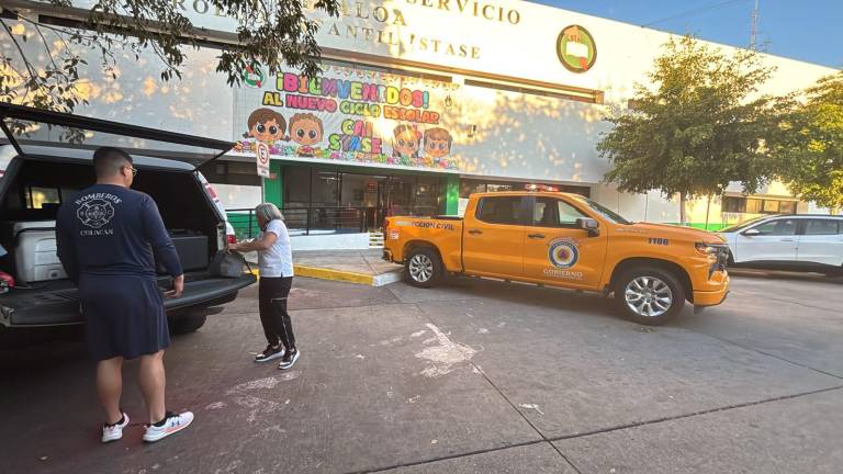 Elementos de Protección Civil y Bomberos evacuaron la guardería del STASE tras detectarse olor a gas.