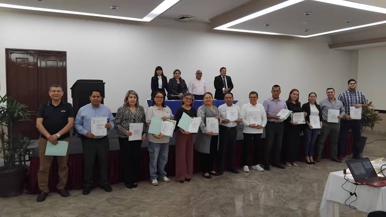 Contadores públicos reciben sus constancias de actualización académica en Mazatlán.