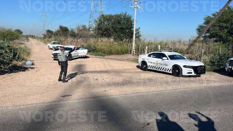 Autoridades resguardan la zona donde se registró el hallazgo de un hombre sin vida.