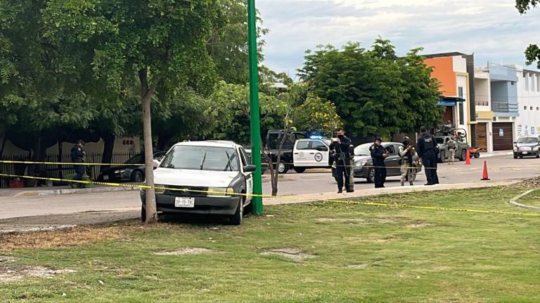 El taxi terminó sobre el camellón central tras ser atacado a balazos.