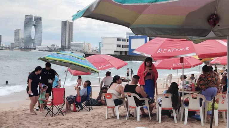 La Playa Pinitos en Mazatlán registra buena afluencia durante este domingo.