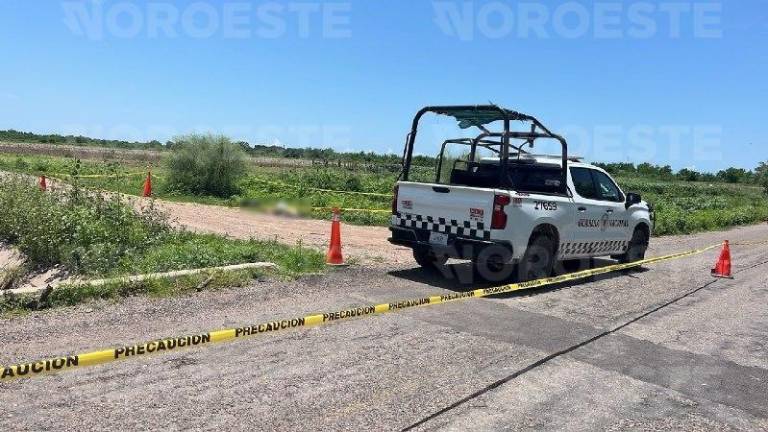 Autoridades acordonaron la zona del hallazgo mientras personal pericial realizó las diligencias.