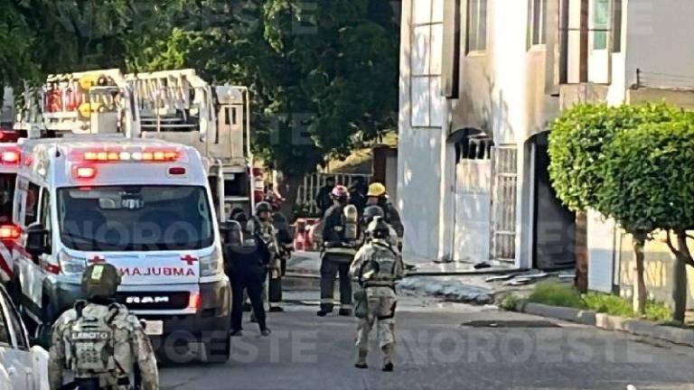 Cuerpos de auxilio trabajan en el rescate de los habitantes tras el ataque a un edificio en Montebello.