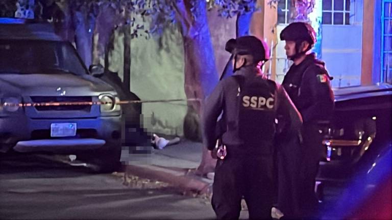 Elementos de seguridad resguardaron la escena donde un joven fue asesinado a balazos en el sector Infonavit Solidaridad.