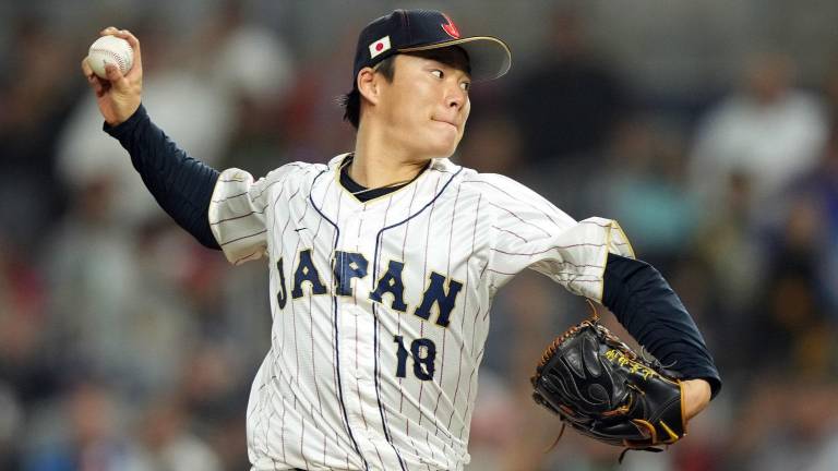 Yohshinobu Yamamoto sigue escuchando ofertas de varios equipos de Grandes Ligas.