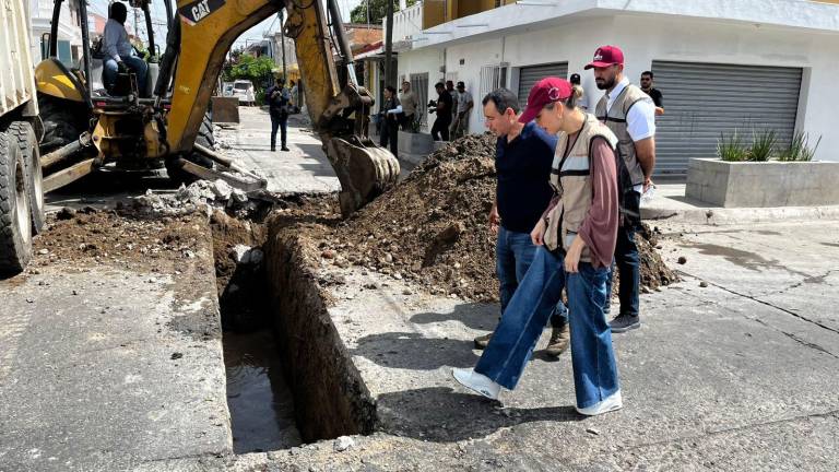 La Alcaldesa de Mazatlán, Estrella Palacios Domínguez, supervisa los trabajos de reposición de la red de drenaje en la Colonia Olímpica.