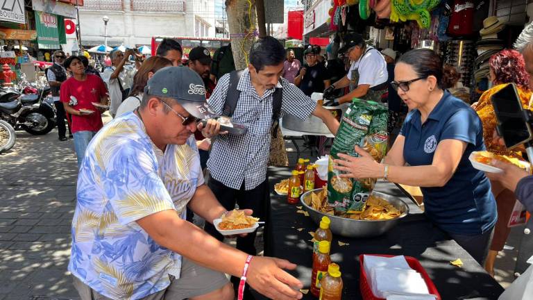 Motociclistas disfrutaron del ceviche de sierra preparado por locatarios del mercado Pino Suárez.