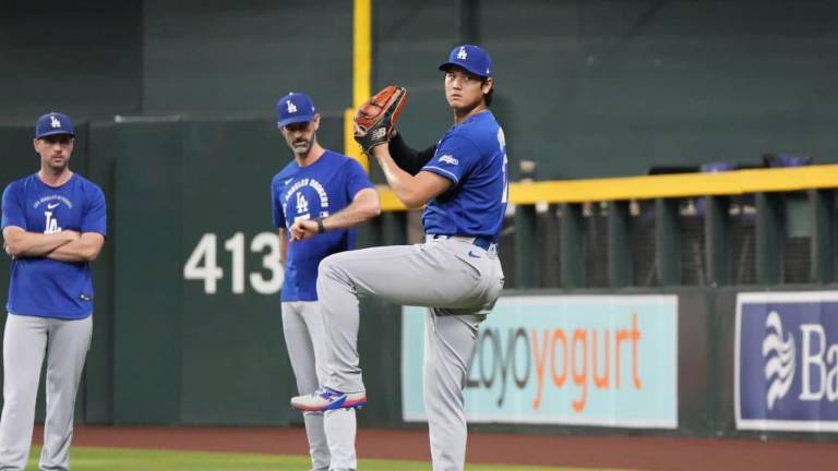 Shohei Ohtani vuelve a lanzar y da el primer paso para regresar al montículo.
