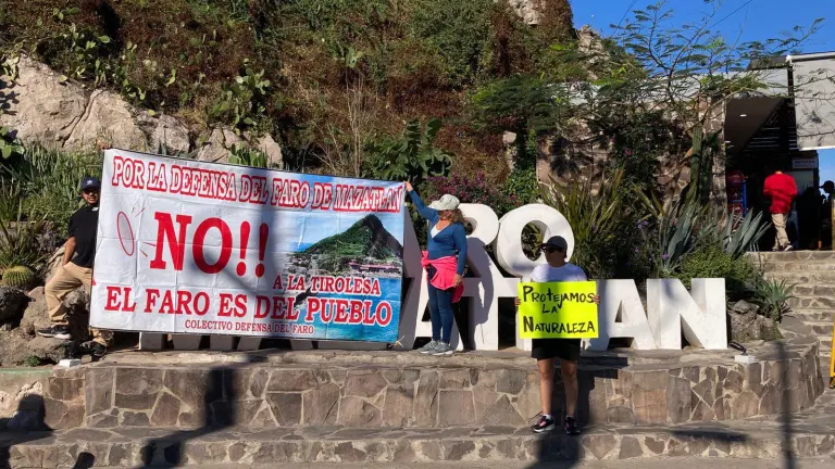 Un grupo de integrantes del Colectivo Defensa del Faro se manifestó la mañana de este domingo al pie del Cerro del Crestón.