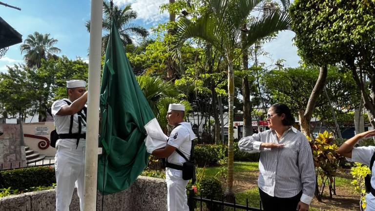 El evento tuvo como sede la explanada de Palacio Municipal, en donde se realizó el izamiento de bandera.