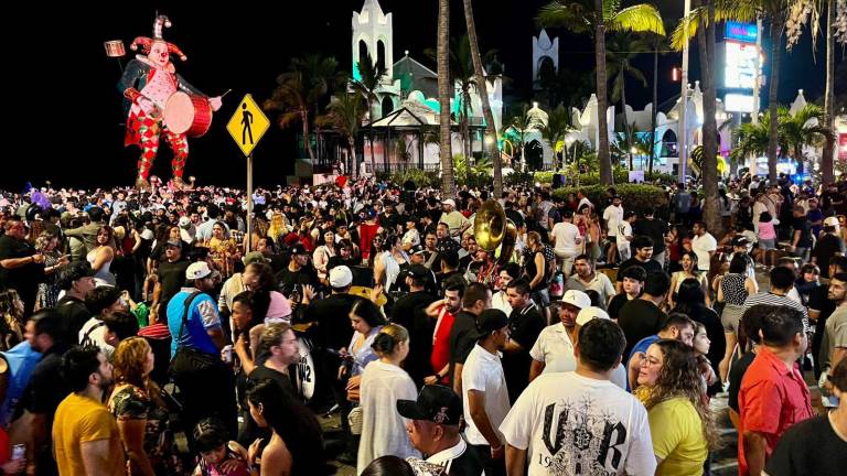 Cientos de personas se congregaron en el parador de las Letras de Mazatlán para convivir y disfrutar del ambiente.