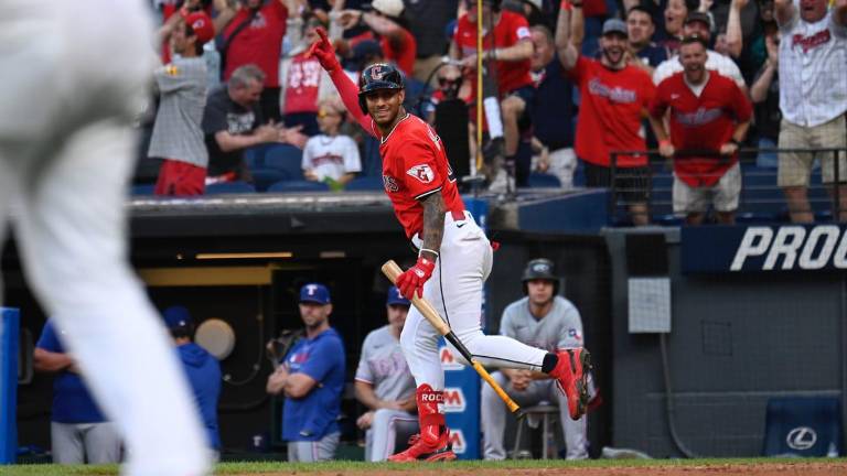 Brayam Rocchio inicia la celebración de su jonrón, el cual sirvió para provocar un walk-off en favor de los Guardianes.