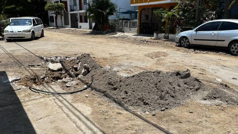 Vecinos del fraccionamiento Estadio piden concluir obra de Jumapam antes de las lluvias