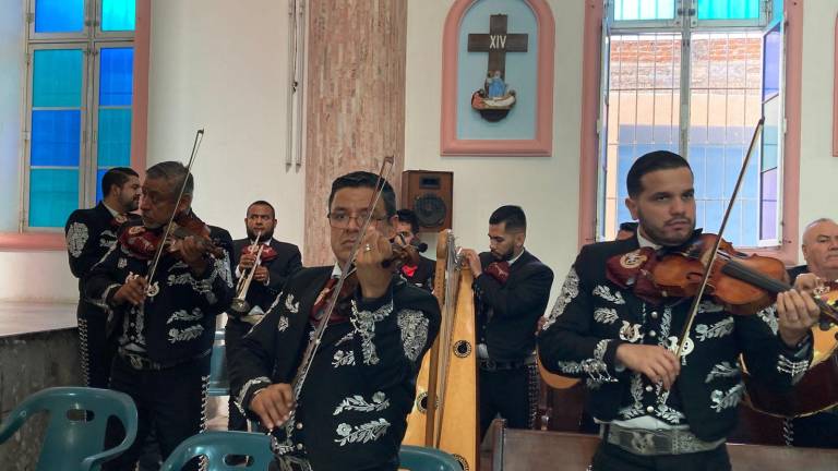 Integrantes del gremio musical acudieron a la Parroquia Cristo Rey para participar en una misa de acción de gracias, donde interpretaron “Las Mañanitas” a su patrona, Santa Cecilia.