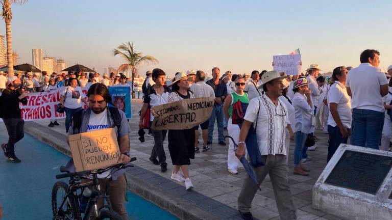 Ciudadanos avanzaron por el malecón de Mazatlán durante la Marcha por la Paz, entre consignas contra la violencia y la exigencia de justicia.