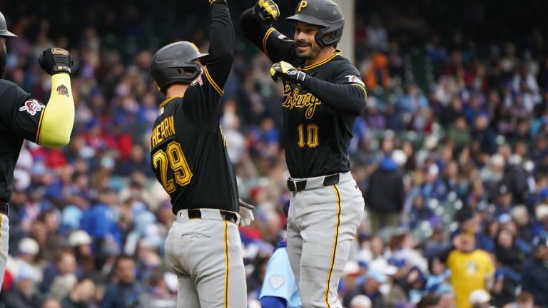 Piratas rompen dominio de Shota Imanaga y vencen 2-0 a Cachorros en Wrigley Field.