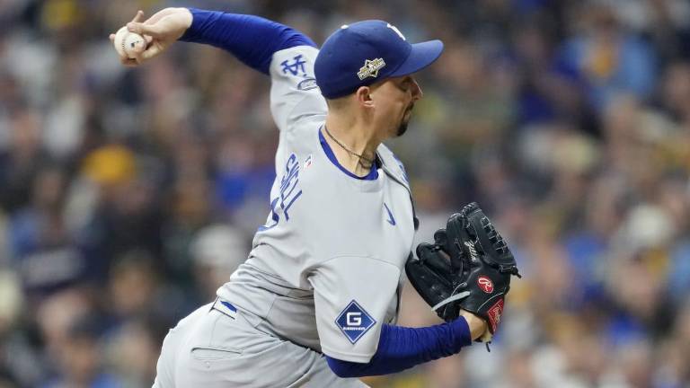 Blake Snell logró dominar a la artillería de los Cerveceros en Milwaukee.
