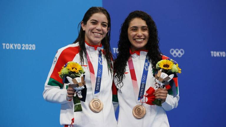 Alejandra Orozco y Gabriela Agúndez reciben buenas noticias.