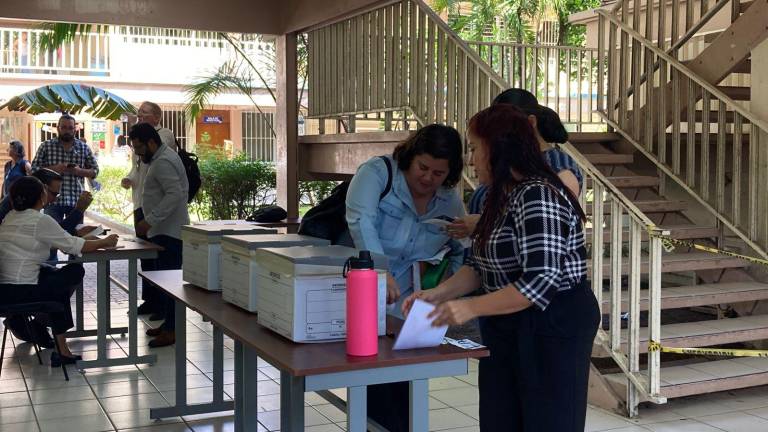 Participación en la consulta sobre la reingeniería financiera de la UAS en las instalaciones de Mazatlán.
