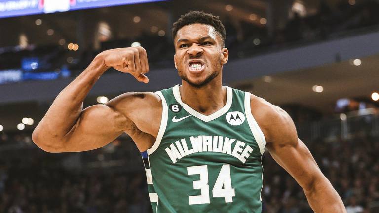 Giannis Antetokounmpo se vinculó por tres años más con los Bucks.