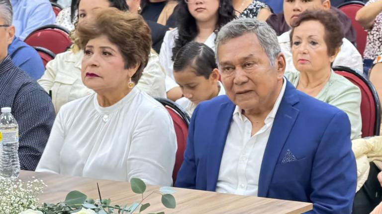 El maestro Arturo Cundapí Ramos fue homenajeado por autoridades educativas, compañeros, alumnos y familiares, con motivo de su jubilación.