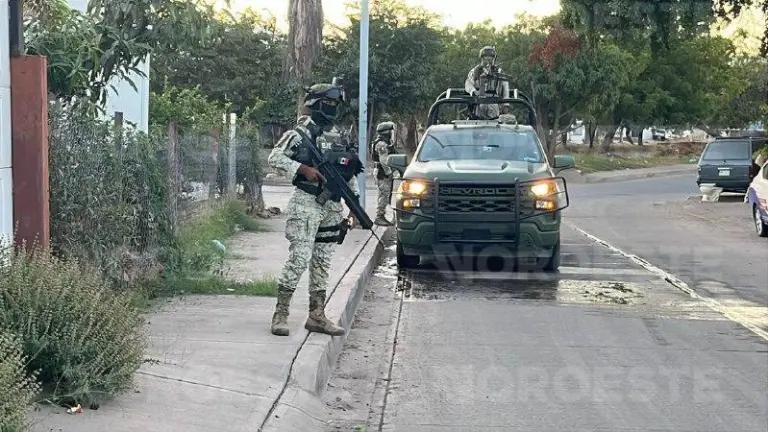 Elementos federales y peritos acordonaron el sitio del ataque armado en La Florida, al sur de Culiacán.