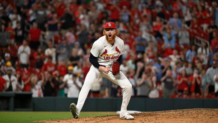 Dustin May celebra tras completar el juego completo para los Cardenales.