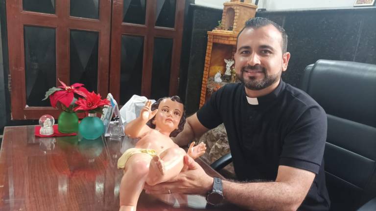 Lo esencial que debe haber en una cena de Navidad es arrullar al niño y acostarlo en el pesebre la noche del 24, para que el 25 ya esté completo el Nacimiento, dice el párroco de la Catedral de Mazatlán, Armando Durán Sánchez.