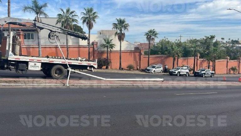 Choque en Álvaro Obregón deja mujer herida, auto destrozado y luminaria derribada en Culiacán.