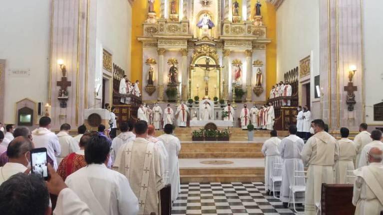 La Misa Crismal se realiza en la Catedral de Nuestra Señora del Rosario, presidida por el Señor Obispo Jonás Guerrero Corona.