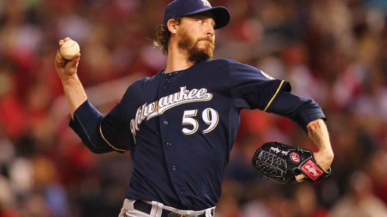 John Axford llega a reforzar el relevo de los Cerveceros, para quienes ya jugó en otros años.