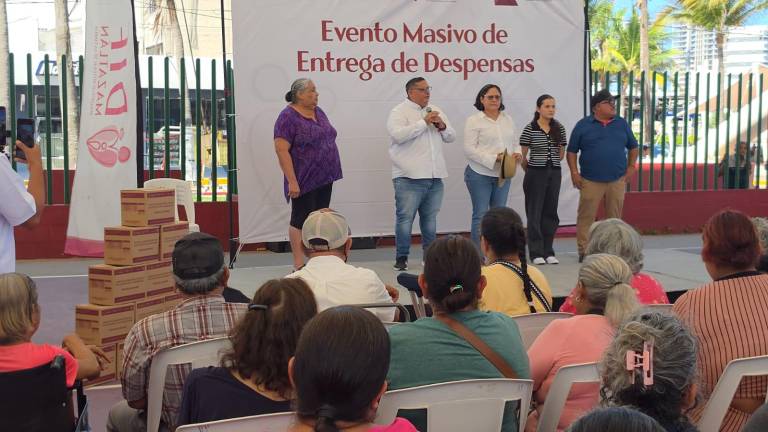 Entrega de despensas de parte del Gobierno de Mazatlán para familias de la zona urbana y zona rural.