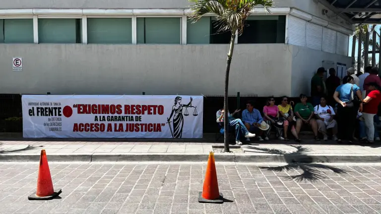 Jubilados de la UAS se manifiestan en las instalaciones del Poder Judicial de la Federación en Mazatlán.