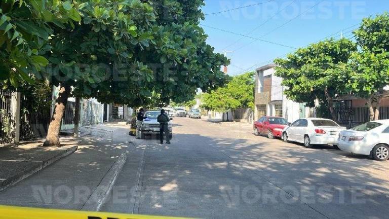 Elementos de la Fiscalía de Sinaloa resguardan el área y recaban evidencias en Culiacán.