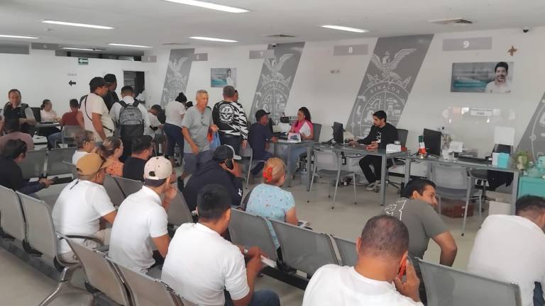 En las oficinas de Recaudación y Vialidad y Transporte de Mazatlán, se registró una gran afluencia de personas haciendo fila desde muy temprano.