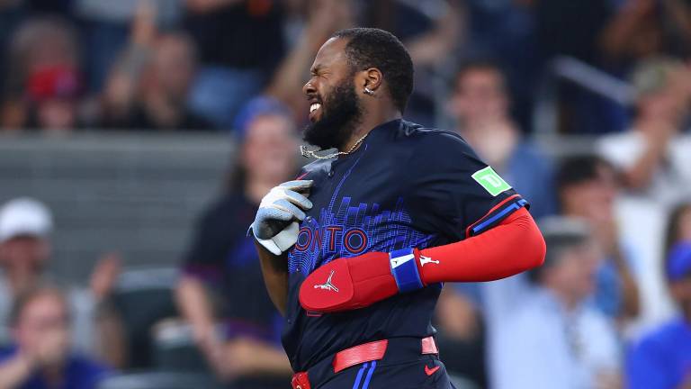 Vladimir Guerrero Jr. sale tras colisión en tercera.