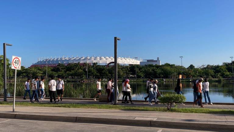 Integrantes de MazConciencia, Gran Acuario Mazatlán y voluntarios apoyaron en la limpieza de la laguna.