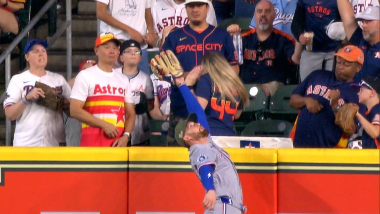 Brandon Nimmo en plena acción defensiva en el estadio de los Astros de Houston.