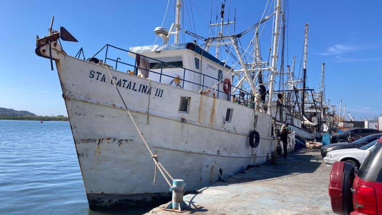 Camaroneros de Mazatlán zarpan por su último viaje de la temporada