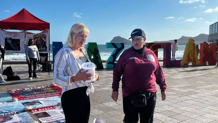 Integrantes de los colectivos de búsqueda de personas desaparecidas continuaron con una intensa jornada de boteo sobre el malecón de Mazatlán.