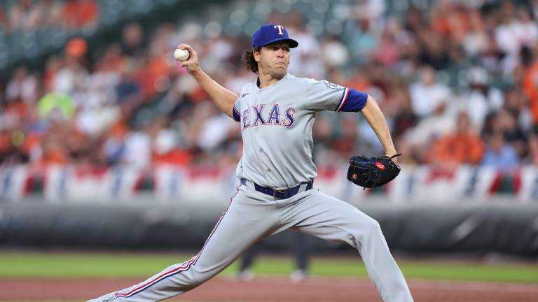 Jacob deGrom terminó sin decisión en el triunfo de los Rangers sobre los Orioles.