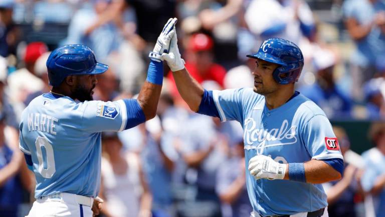 Los Reales vapulearon a Christopher Sánchez y a los Filis en Kansas City.