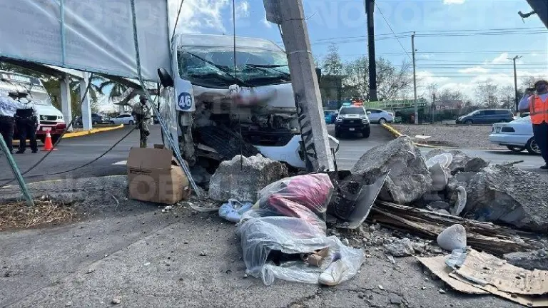 La unidad quedó destrozada del frente tras impactar la infraestructura de postes de energía eléctrica y de telefonía.