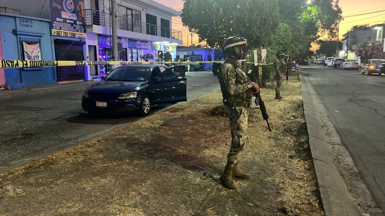 El hecho ocurrió sobre el bulevar Flor de Liz, en el cruce con la calle Alcatraz, donde la víctima circulaba a bordo de un automóvil cuando fue alcanzada por los agresores.