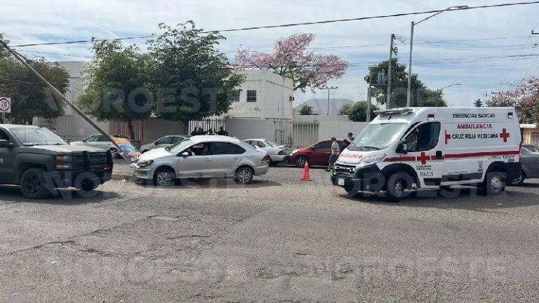 Choque en avenida Minas y calle Presidente Miguel Alemán en la colonia CNOP deja daños materiales.