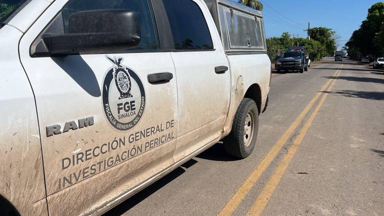 Elementos de seguridad resguardan la zona tras el hallazgo de restos humanos en una hielera en Elota.