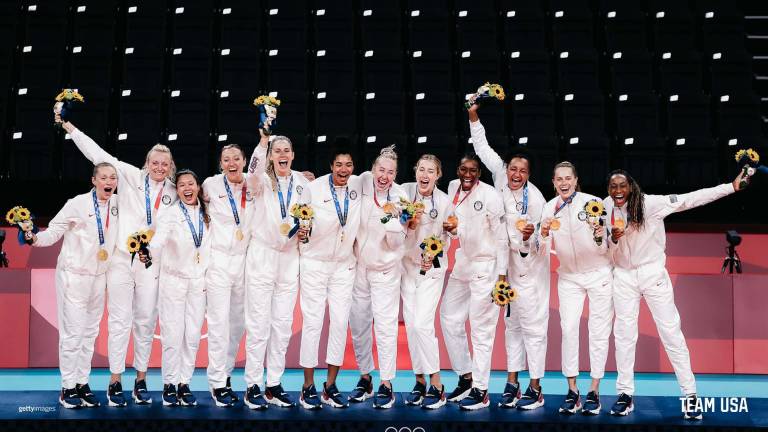 El equipo de voleibol de sala femenino de Estados Unidos festeja su medalla de oro.