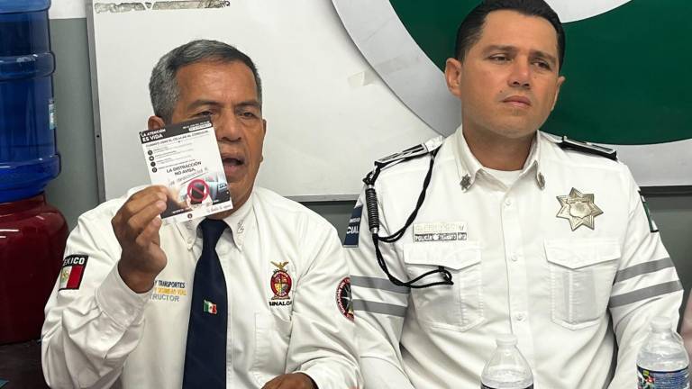 Autoridades anuncian la campaña en Mazatlán contra el uso del celular al conducir.